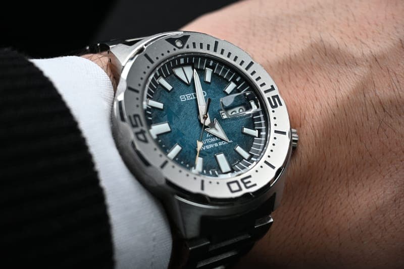 A dive-style wristwatch with a rotating bezel